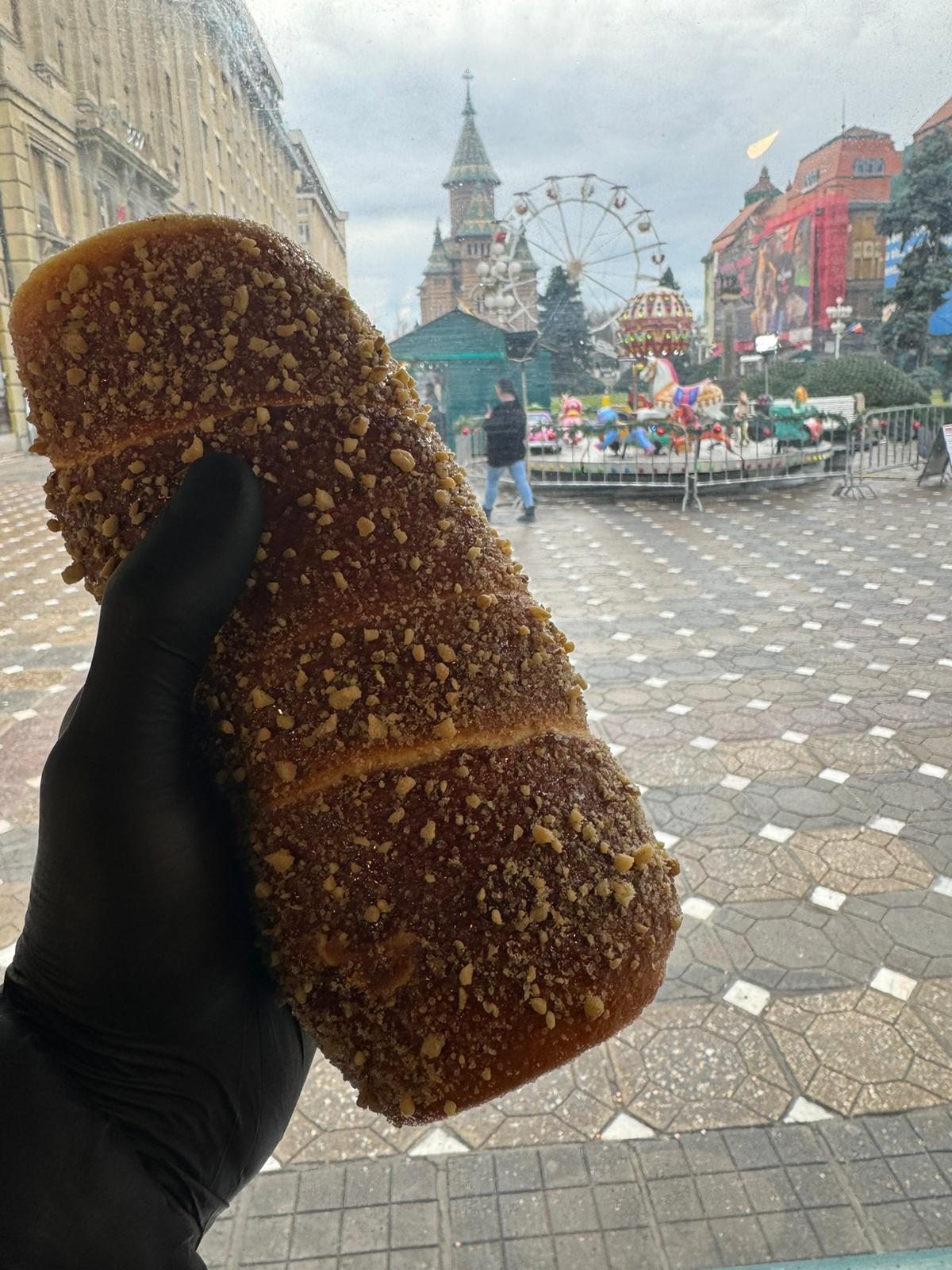 Kürtőskalács cu nucă, proaspăt scoasă de pe strungul de lemn